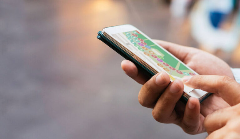 Google my maps - dlonie trzymające telefon z mapą